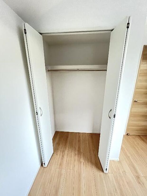 中の物を確認しやすく、取り出しやすい収納スペース。お部屋を広々とお使いいただけます。