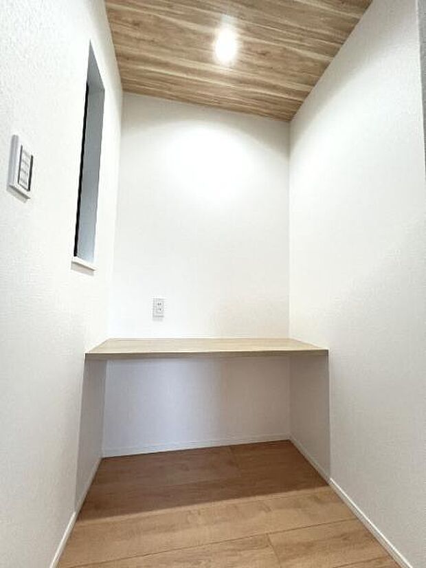 寝室にカウンターがあります。