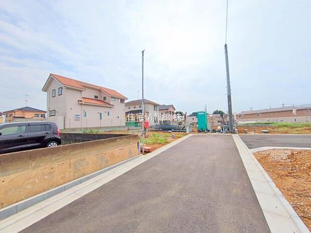 前面道路を含めた現地写真です。