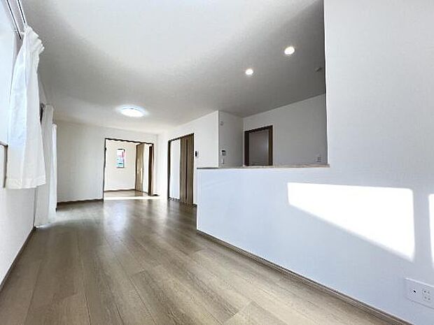 暖かな日差しが差し込むリビングダイニングです。