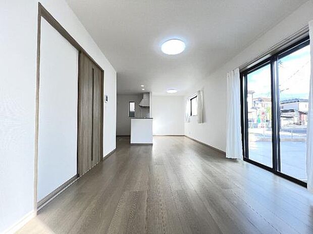 明るい日差しが入る風通しの良いリビングです。