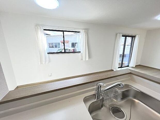 カウンターキッチン越しに会話も楽しめるダイニングキッチン。