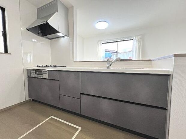 作業スペースが広く家事動線をゆったりと確保できるキッチンです。