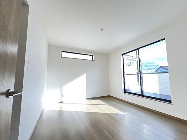 明るい広々とした主寝室でご家族ゆっくりお休みになれますね。