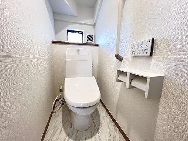 シャワー洗浄機能付のトイレは、清潔感が印象的な空間ですね。