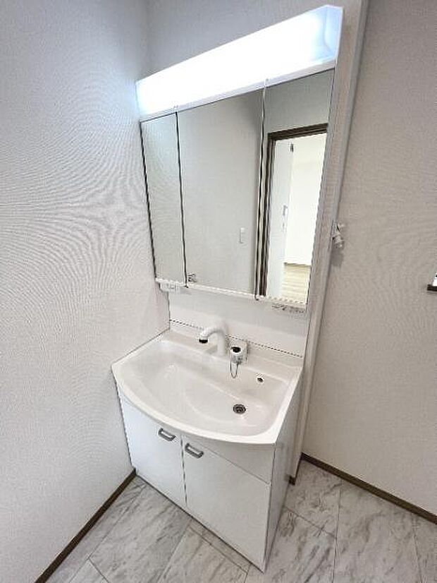 シャワー付き洗面化粧台です。手軽にシャンプーができ、お掃除もしやすいですね。