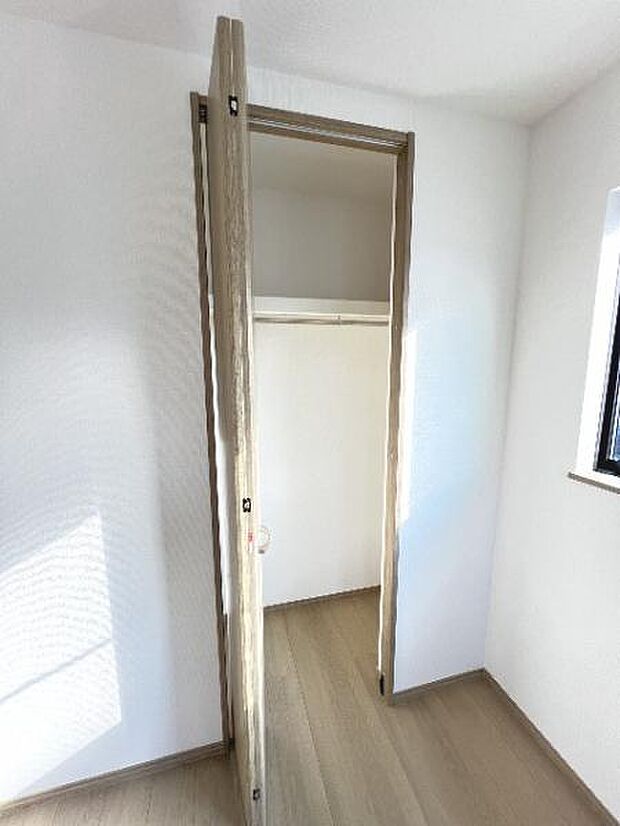 中の物を確認しやすく、取り出しやすい収納スペース。お部屋を広々とお使いいただけます。