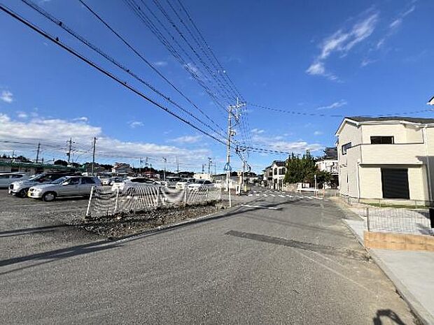 前面道路を含めた現地写真です。