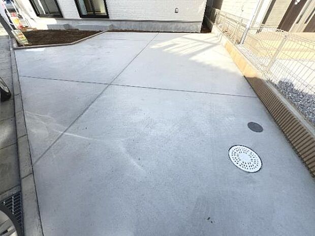 駐車場です。前面道路との高低差も少なく、スムーズに出入りできます。