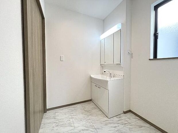 快適で清潔感がある脱衣スペースです。