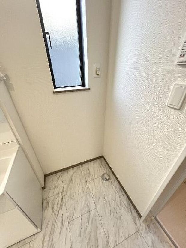 独立洗面台の横にはランドリースペースがございます。