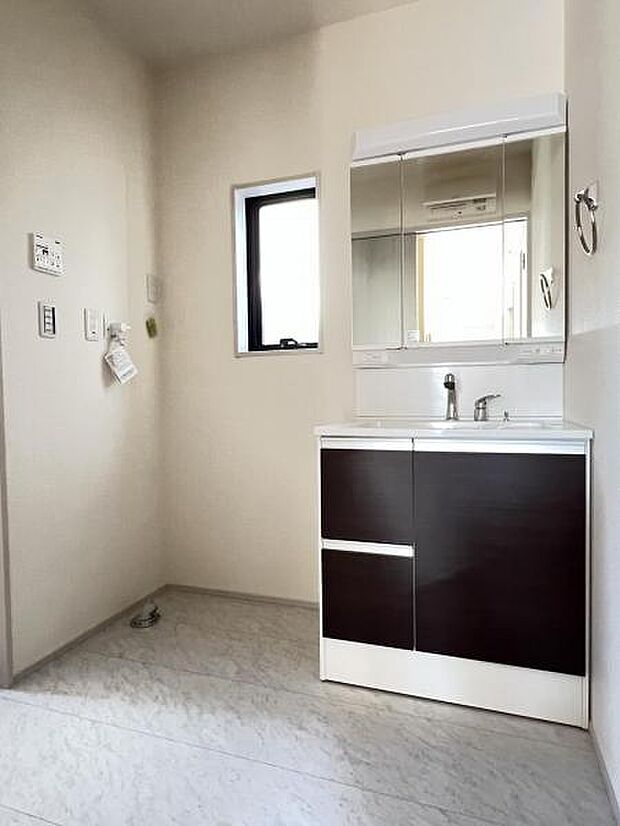 洗面化粧台です。朝の身支度から1日が始まります。