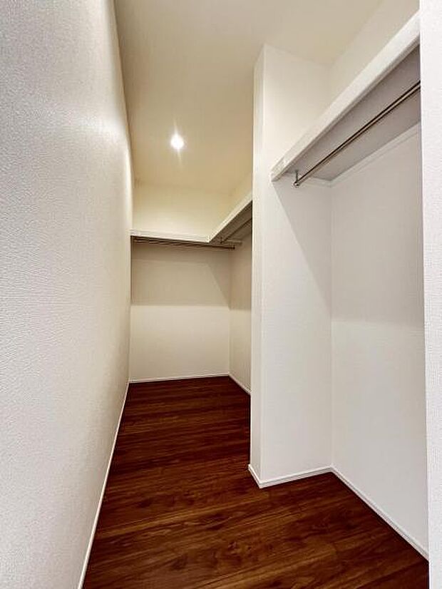 ウォークインクローゼットがあり収納スペースも豊富。季節物もスッキリ片付きそうです。