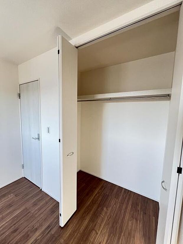 いつでもお部屋をスッキリお使い頂ける収納スペースを設置。