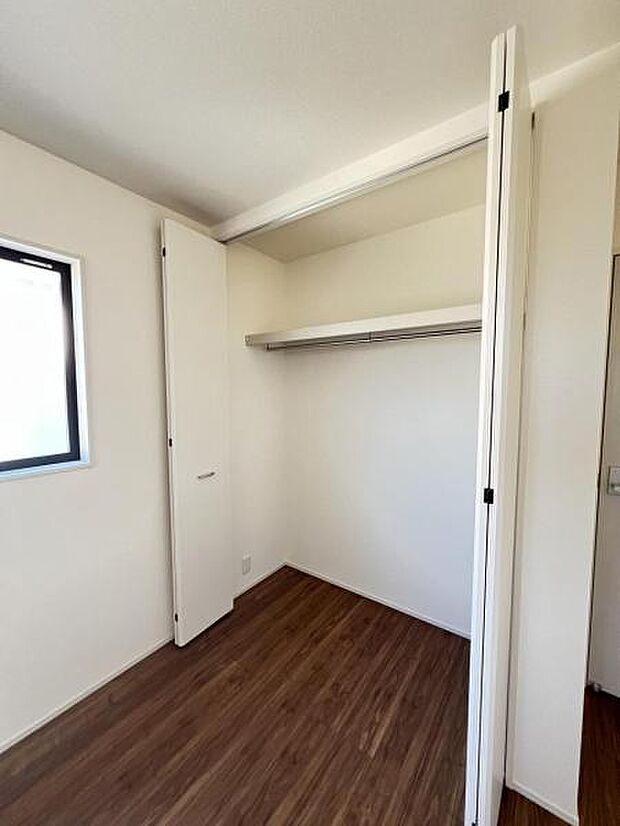 いつでもお部屋をスッキリお使い頂ける収納スペースを設置。