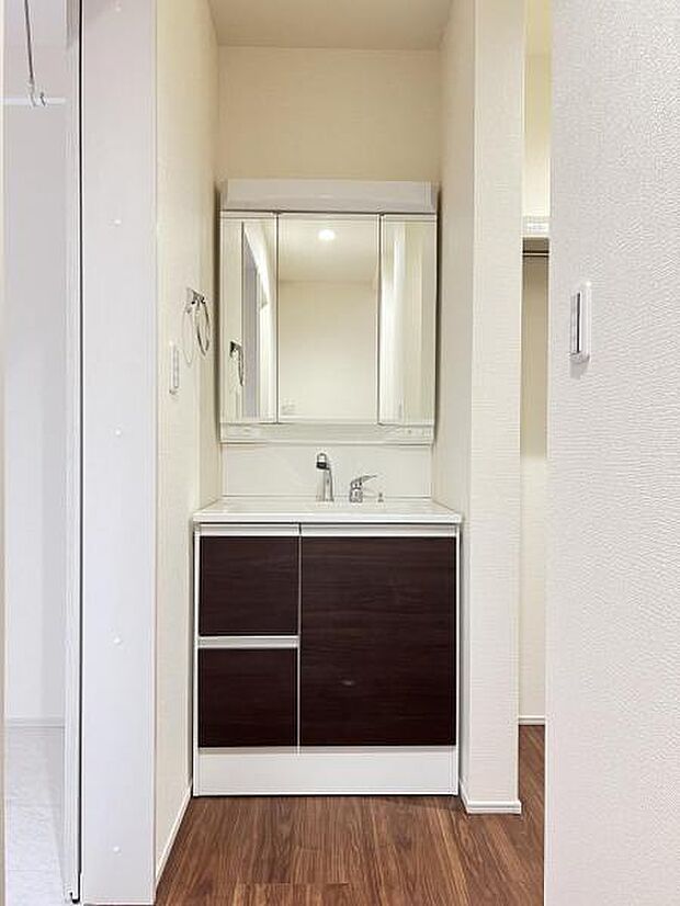 洗面化粧台です。朝の身支度から1日が始まります。