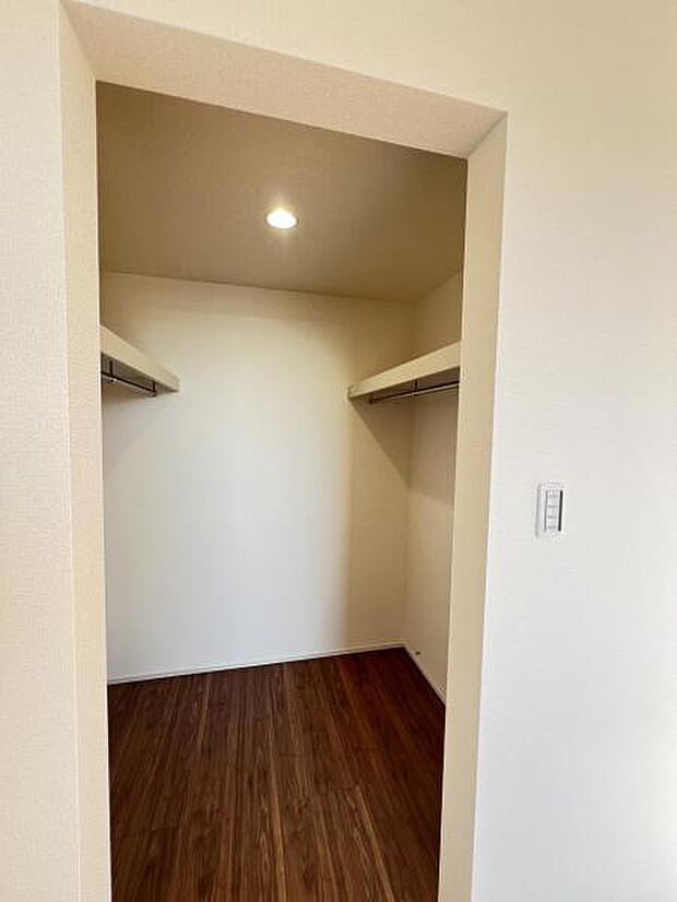 ウォークインクローゼットがあり収納スペースも豊富。季節物もスッキリ片付きそうです。