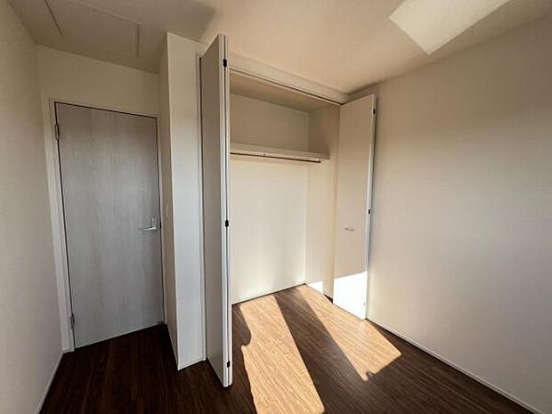 いつでもお部屋をスッキリお使い頂ける収納スペースを設置。