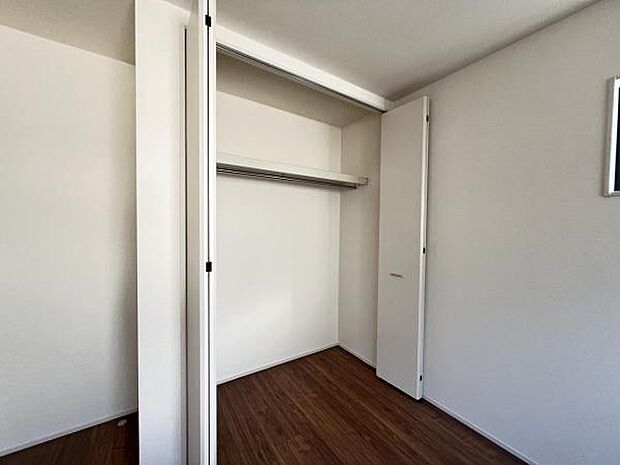 いつでもお部屋をスッキリお使い頂ける収納スペースを設置。