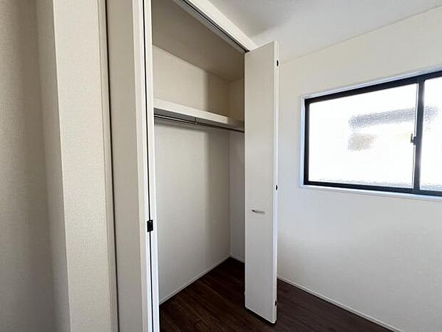 いつでもお部屋をスッキリお使い頂ける収納スペースを設置。