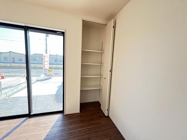 いつでもお部屋をスッキリお使い頂ける収納スペースを設置。