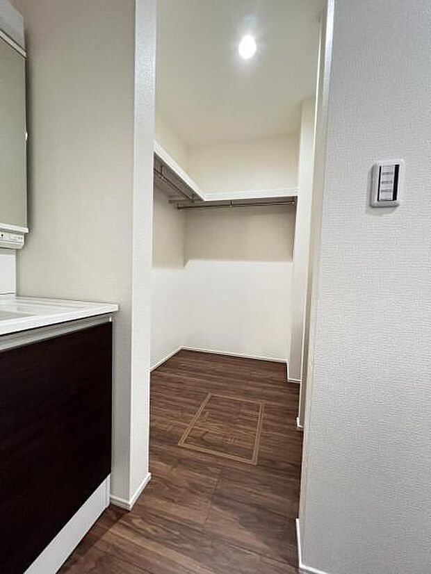 ウォークインクローゼットがあり収納スペースも豊富。季節物もスッキリ片付きそうです。
