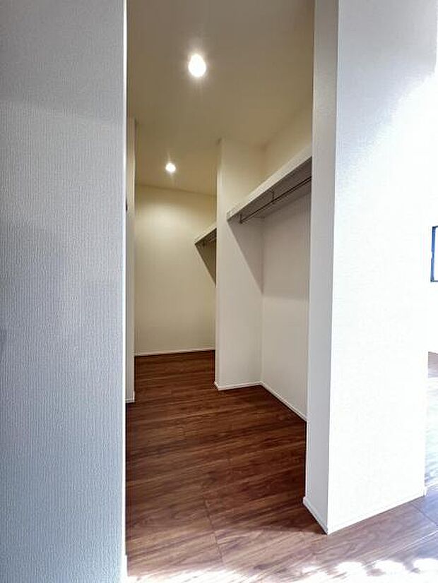 ウォークインクローゼットがあり収納スペースも豊富。季節物もスッキリ片付きそうです。