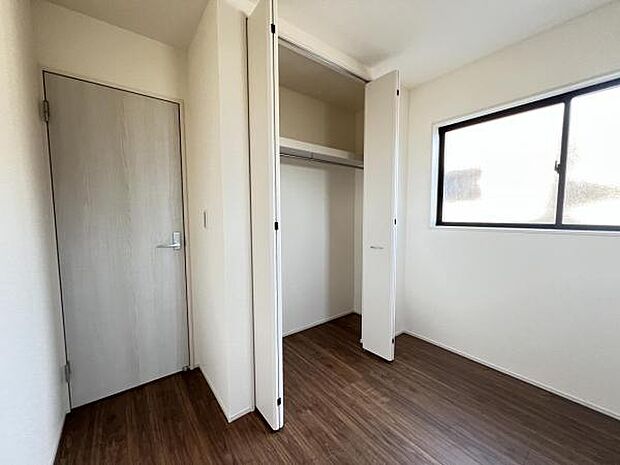 いつでもお部屋をスッキリお使い頂ける収納スペースを設置。