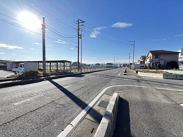 前面道路を含めた現地写真です。