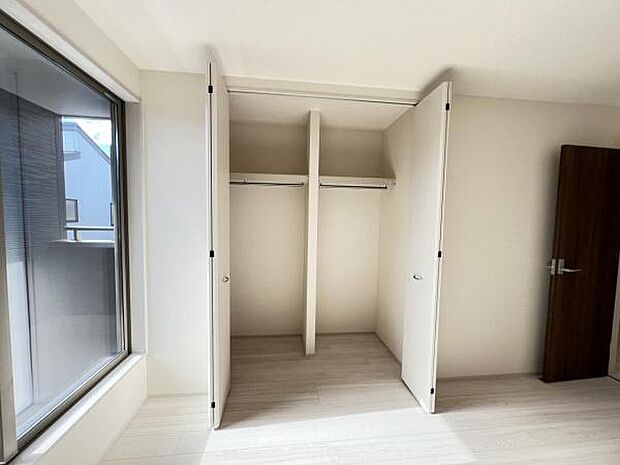 いつでもお部屋をスッキリお使い頂ける収納スペースを設置。