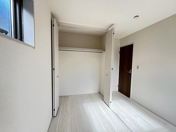 いつでもお部屋をスッキリお使い頂ける収納スペースを設置。