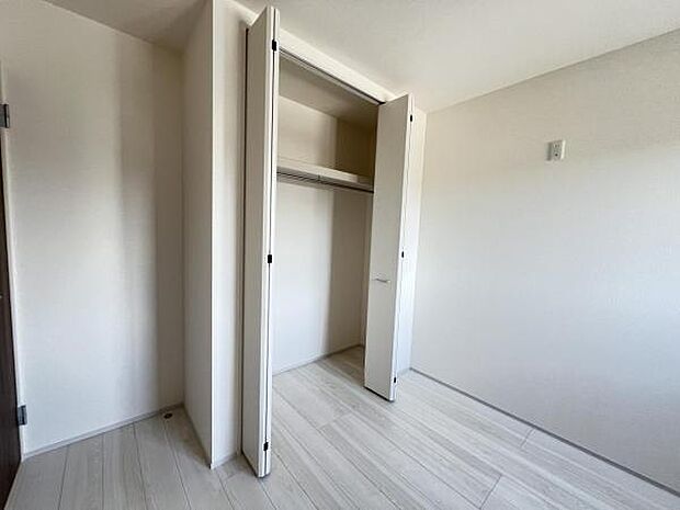 いつでもお部屋をスッキリお使い頂ける収納スペースを設置。