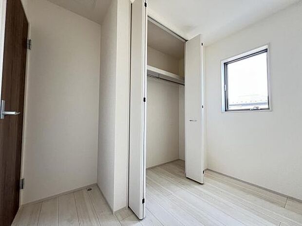 いつでもお部屋をスッキリお使い頂ける収納スペースを設置。