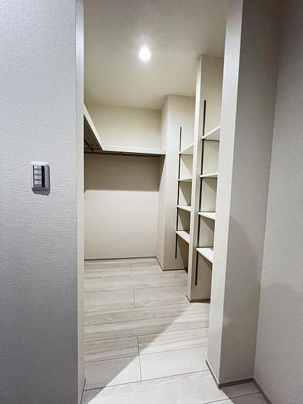 ウォークインクローゼットがあり収納スペースも豊富。季節物もスッキリ片付きそうです。