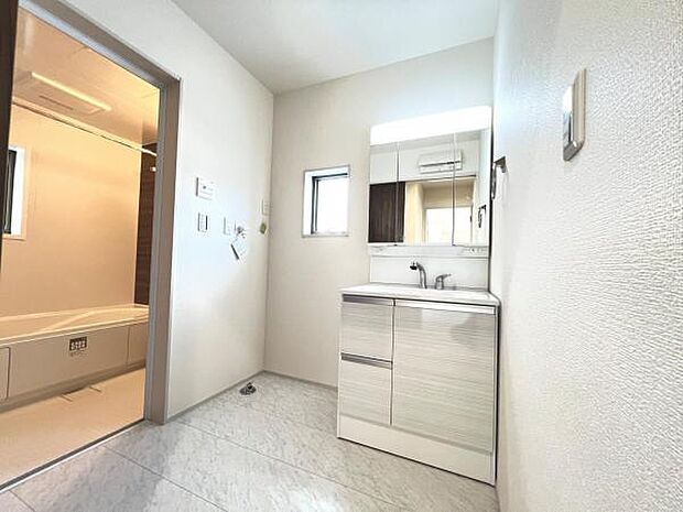 洗面化粧台です。朝の身支度から1日が始まります。