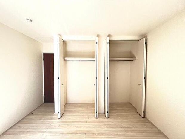 いつでもお部屋をスッキリお使い頂ける収納スペースを設置。