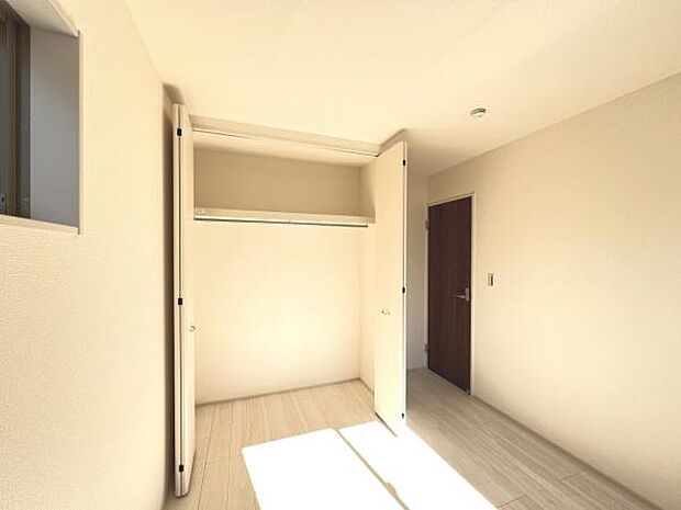 いつでもお部屋をスッキリお使い頂ける収納スペースを設置。