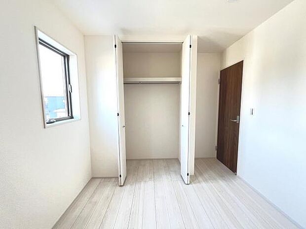 いつでもお部屋をスッキリお使い頂ける収納スペースを設置。
