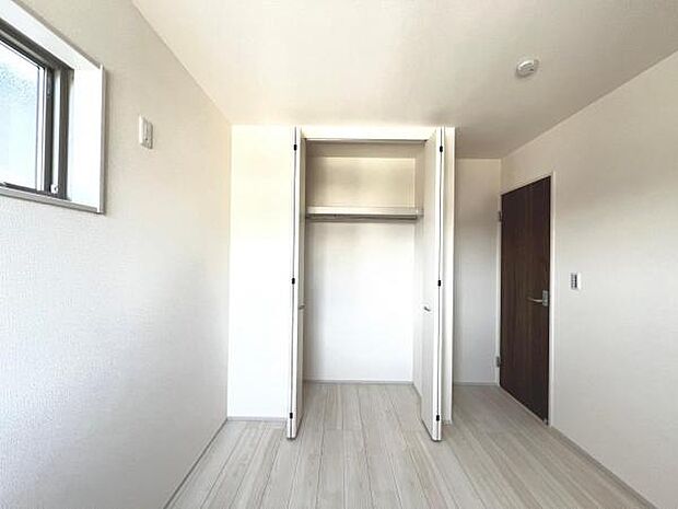 いつでもお部屋をスッキリお使い頂ける収納スペースを設置。