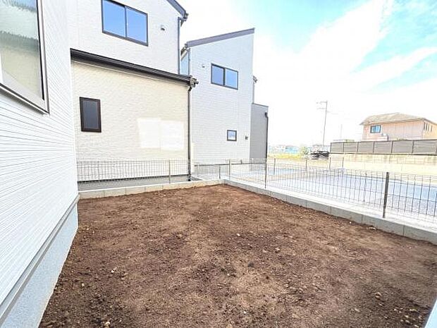 お庭スペースは、ガーデニングやお子様との外遊びなど多彩な用途でお楽しみいただけます。