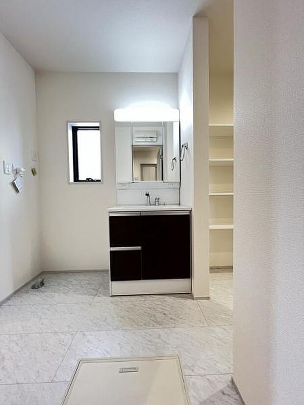 洗面化粧台です。朝の身支度から1日が始まります。