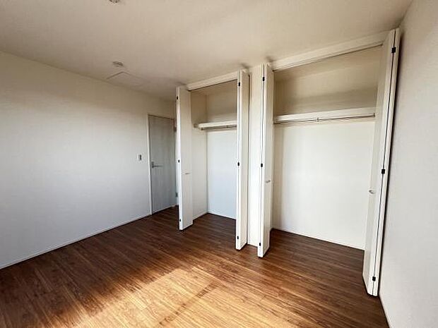 いつでもお部屋をスッキリお使い頂ける収納スペースを設置。