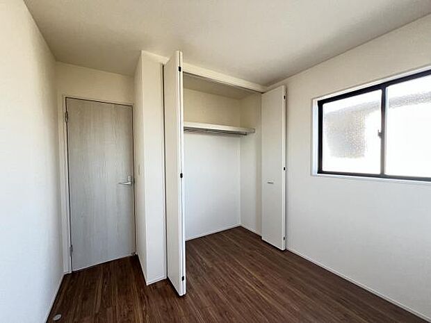 いつでもお部屋をスッキリお使い頂ける収納スペースを設置。