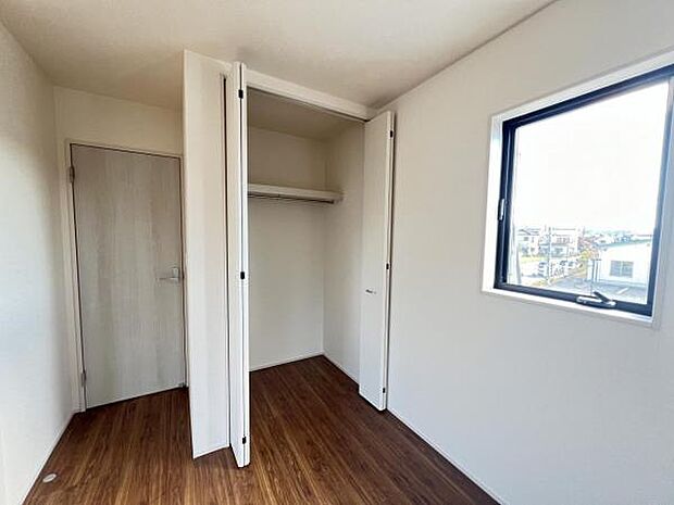 いつでもお部屋をスッキリお使い頂ける収納スペースを設置。