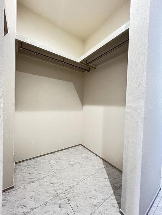 ウォークインクローゼットがあり収納スペースも豊富。季節物もスッキリ片付きそうです。