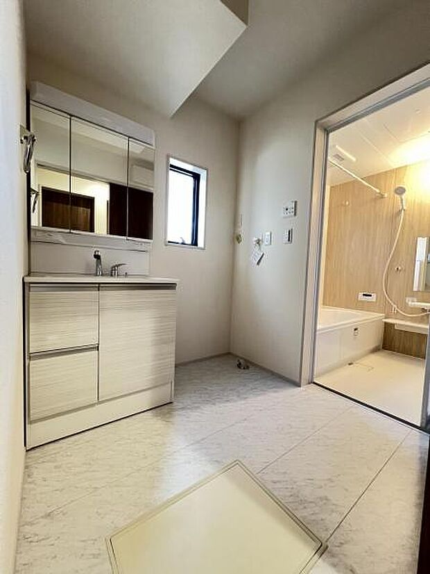 洗面化粧台です。朝の身支度から1日が始まります。