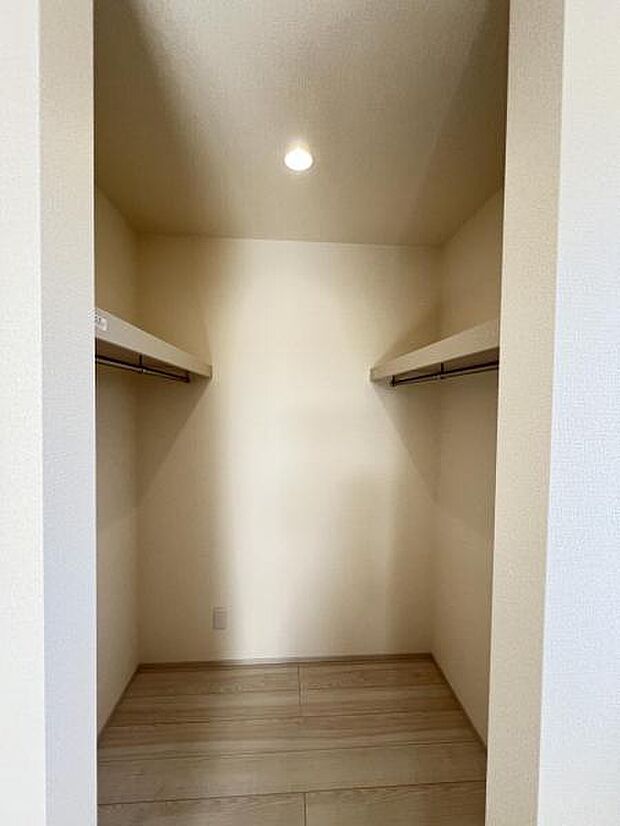ウォークインクローゼットがあり収納スペースも豊富。季節物もスッキリ片付きそうです。