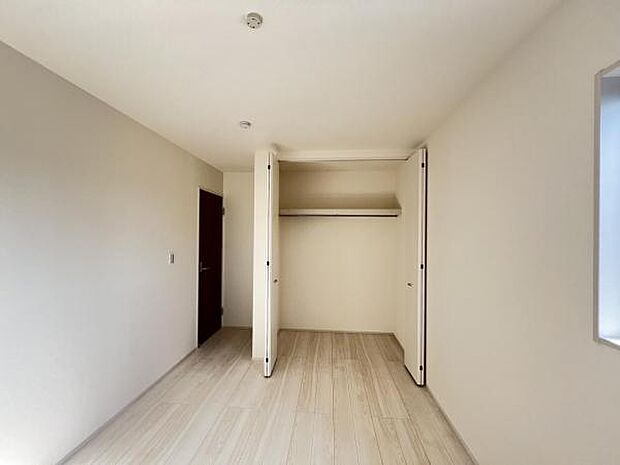 いつでもお部屋をスッキリお使い頂ける収納スペースを設置。