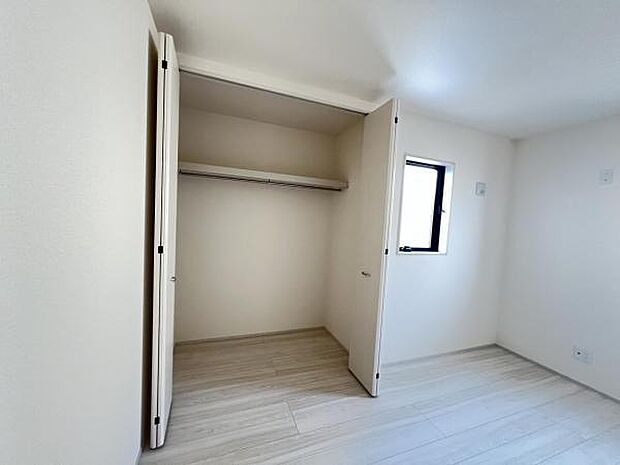 いつでもお部屋をスッキリお使い頂ける収納スペースを設置。