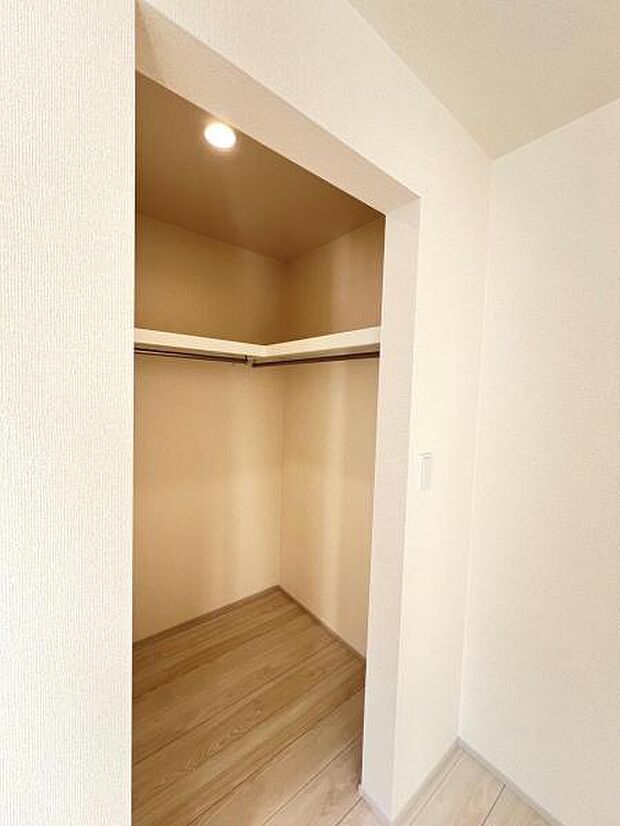 ウォークインクローゼットがあり収納スペースも豊富。季節物もスッキリ片付きそうです。